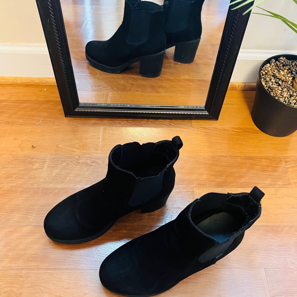 🚫SOLD🚫 Faux Suede Chelsea Ankle Boots - Picture 6 of 13